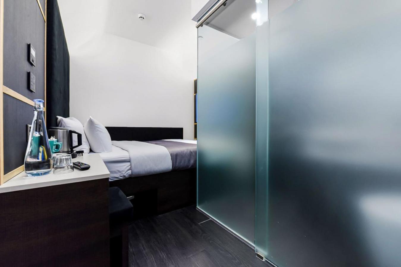 Chambre Lit Queen-Size (Sans Fenêtre)